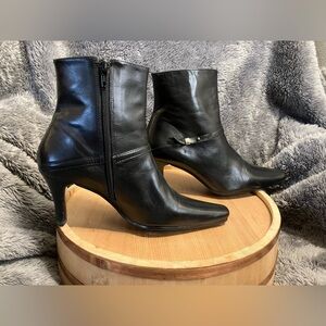 Hillard & Hanson Towns Black Leather Ankle Boots Booties Size 7.5